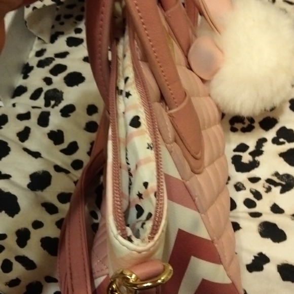 Iam selling a Betsey Johnson bag - Picture 7 of 8